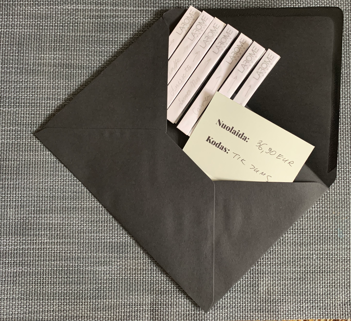 Vyriškų kvepalų atradimo vokas - pakvepintos popierinės juostelės + nemokama DOVANA (pasirenkate Jūs)