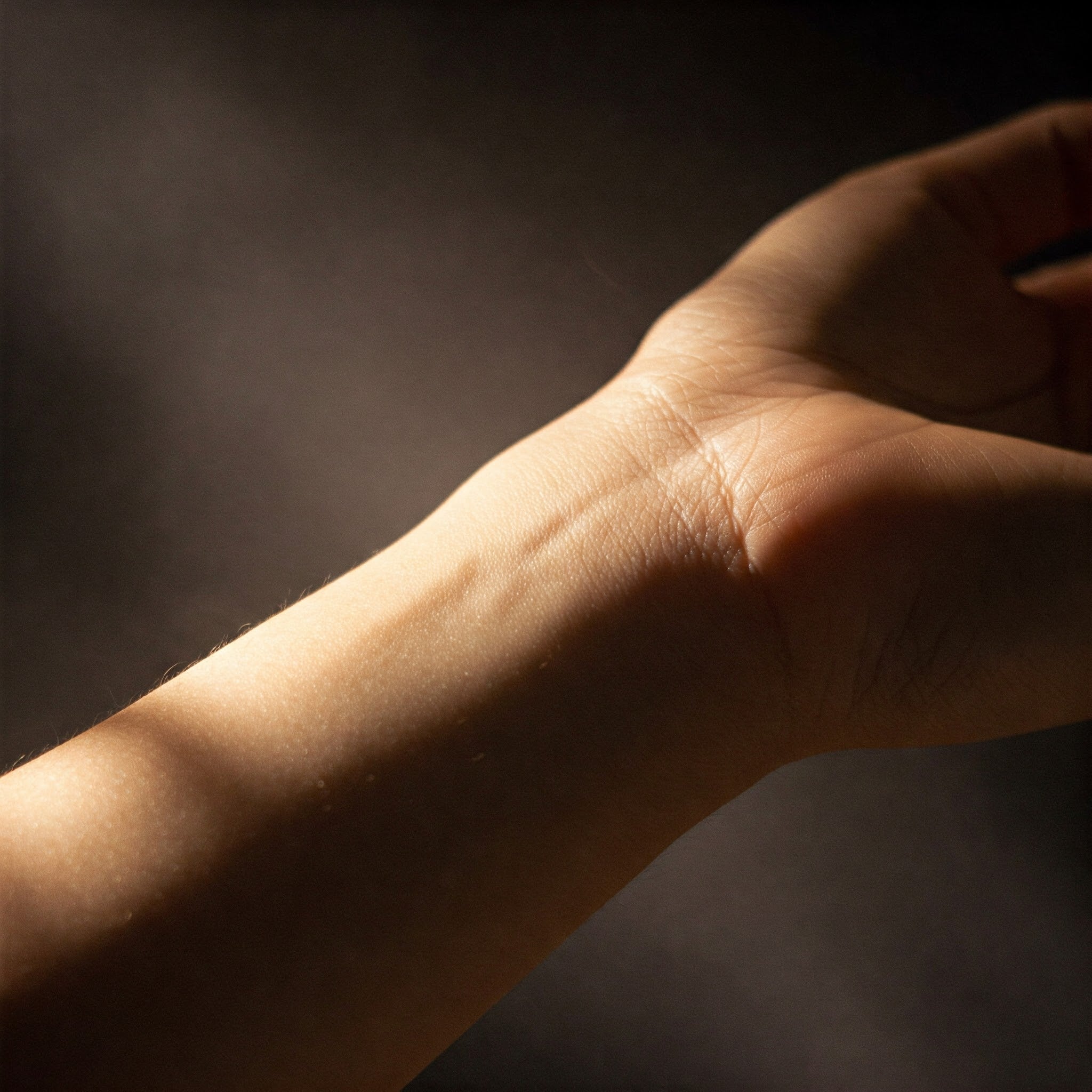 Larome kvepalai ant odos, rankos dilibis