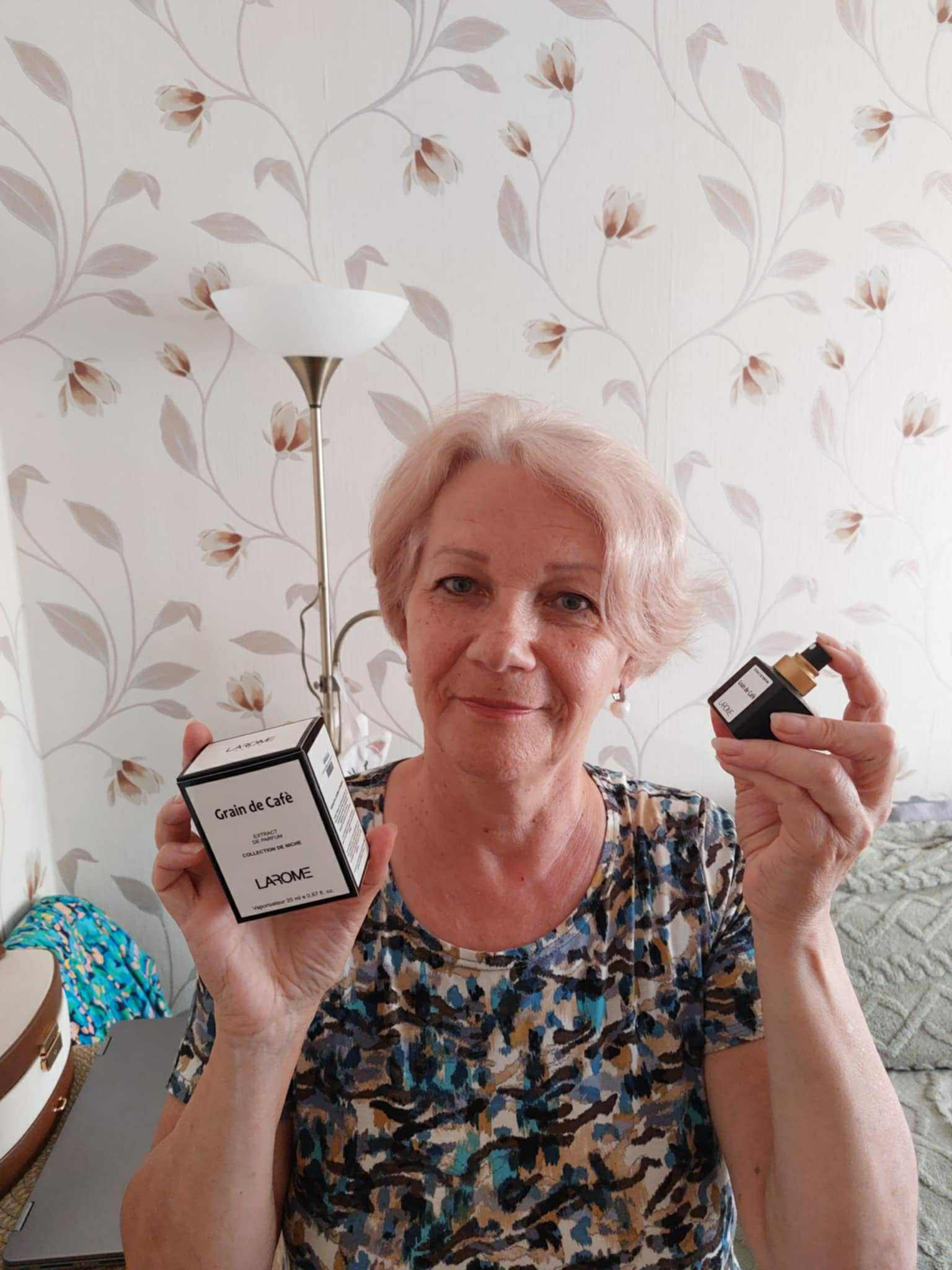 Moteris vardu Sandra laiko Grain de Cafe Larome kvepalų analogą